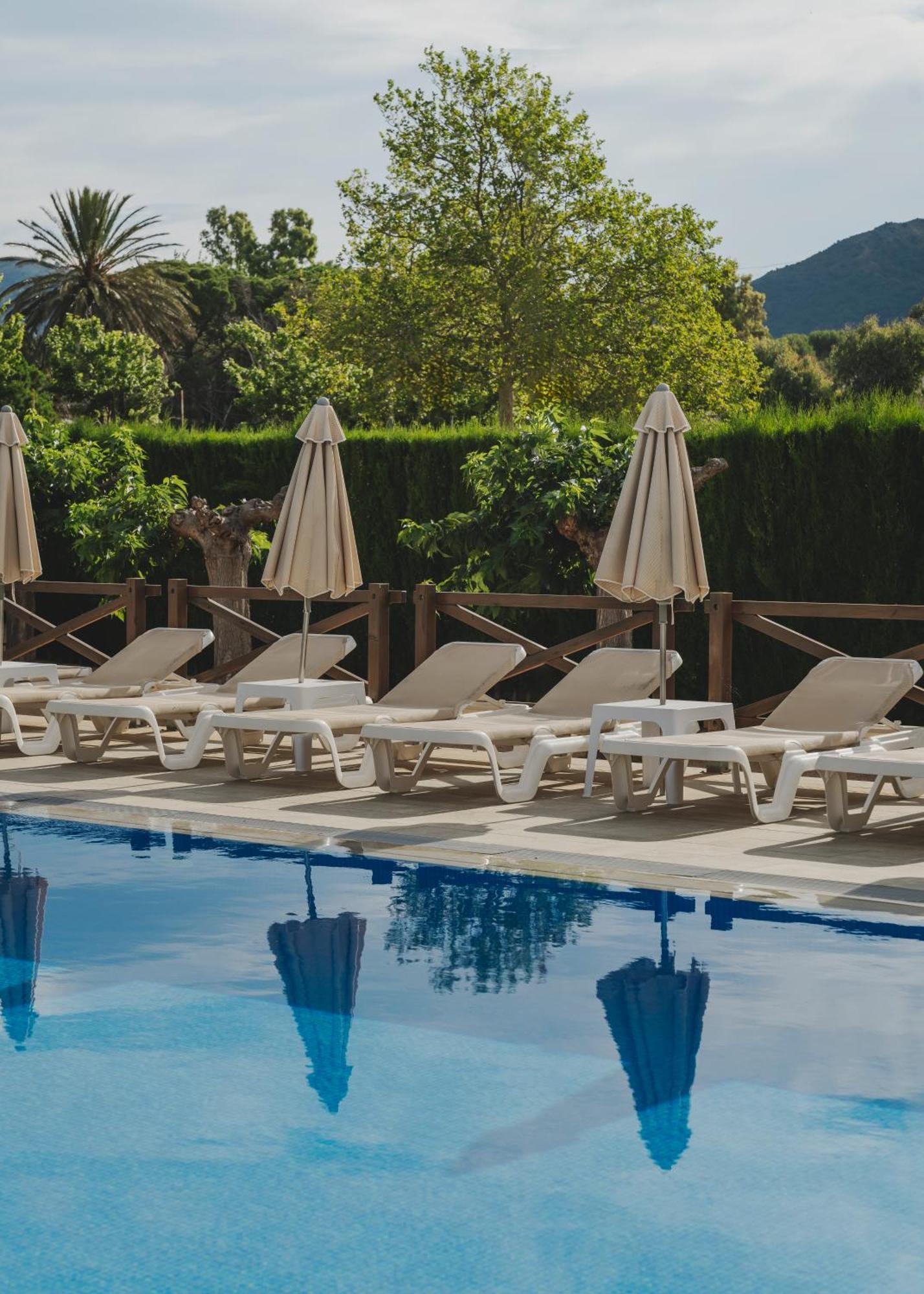 Hotel Spa Mediterraneo Park Roses Bagian luar foto