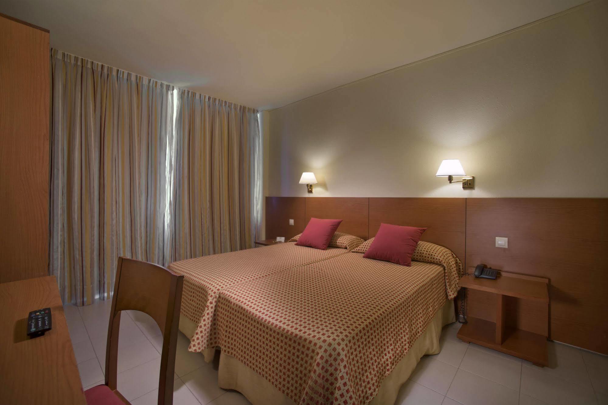 Hotel Spa Mediterraneo Park Roses Bagian luar foto