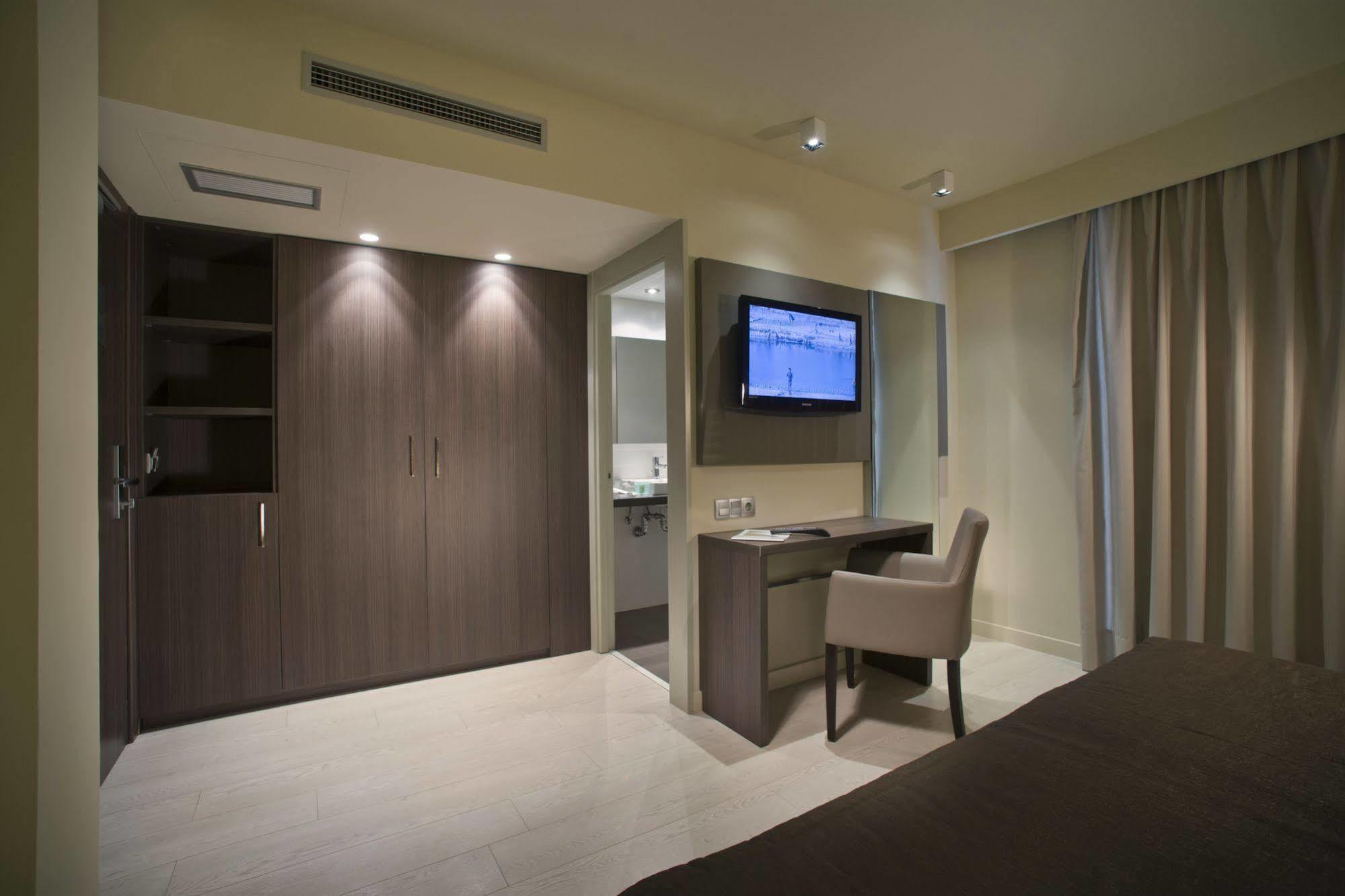 Hotel Spa Mediterraneo Park Roses Bagian luar foto